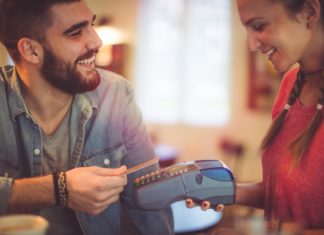 Kreditwürdigkeit – Was ist Kreditwürdigkeit? Kontaktlos Bezahlen. Mann bezahlt kontaktlos mit seiner Kreditkarte